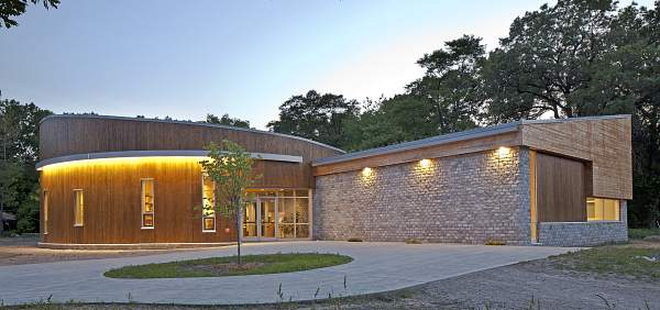 Escape the city for a bit — nature trails, quiet corners, and lovely views = prime for a mellow smoke + nature combo.